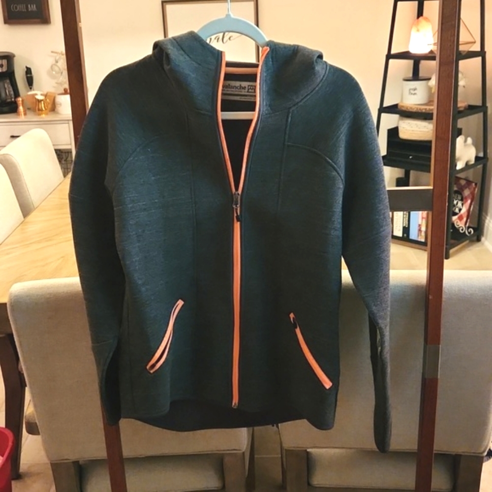 Avalanche zip up hoodie size L